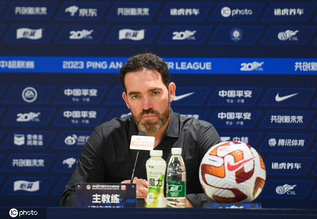 电影《悬崖之上》由张译、于和伟、秦海璐、朱亚文、刘浩存、倪大红、李乃文领衔主演，余皑磊、飞凡主演，雷佳音、沙溢特邀主演，将于4月30日全国公映，4月18日、4月24日、4月29日将超前点映，预售火热进行中